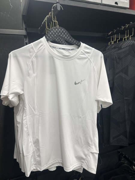 بلوزة { NIKE}. ستان